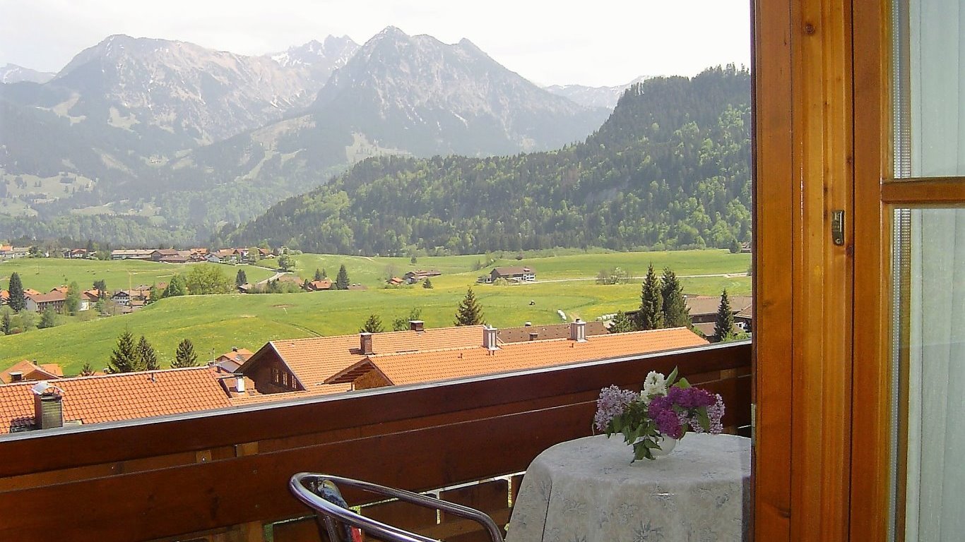 Der Ostbalkon mit einem atemberaubenden Ausblick über Obermaiselstein und auf die Allgäuer Alpen