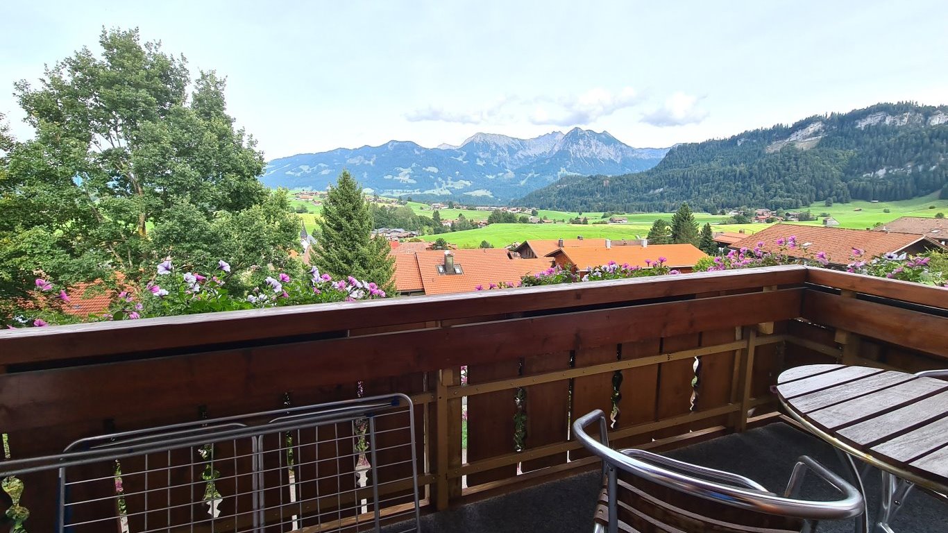 Der Ostbalkon mit einem atemberaubenden Ausblick über Obermaiselstein und auf die Allgäuer Alpen