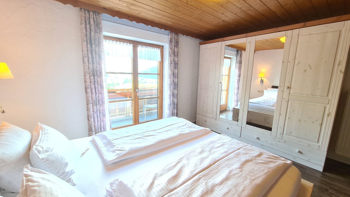 Das Doppelbett mit Kleiderschrank im Schafzimmer der Ferienwohnung 2