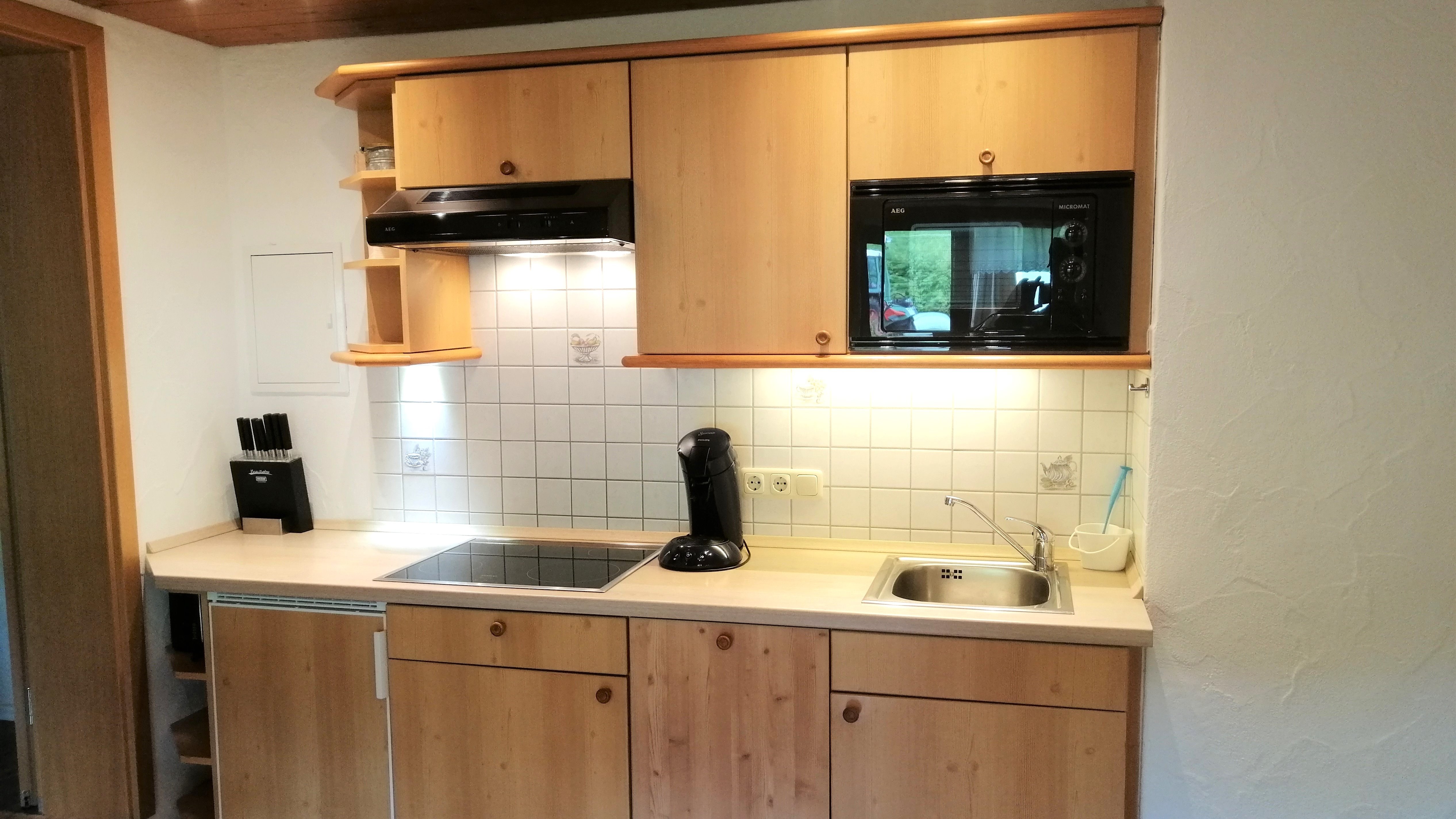 Die im Wohnraum integrierte Küchenzeile der Ferienwohnung 3