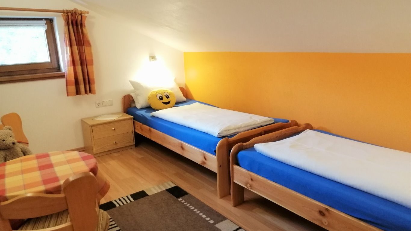 Das zweite Schlafzimmer mit zwei Einzelbetten in der Ferienwohnung 5