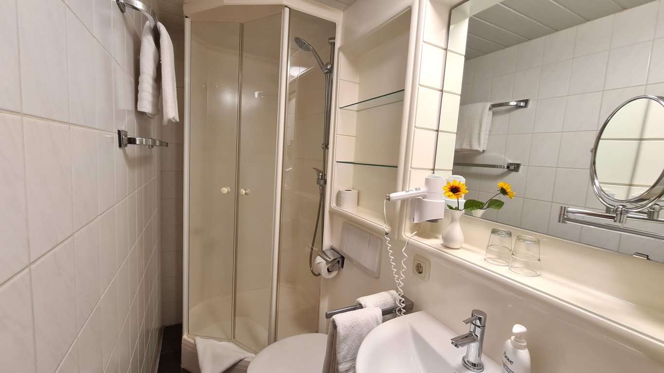 Das kleine Badezimmer der Ferienwohnung 6 auf der ersten Etage mit Südbalkon