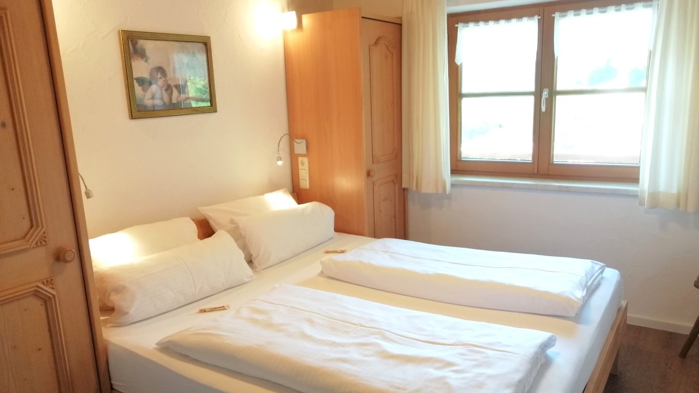 Das Schlafzimmer der Ferienwohnung 6 auf der ersten Etage mit Südbalkon