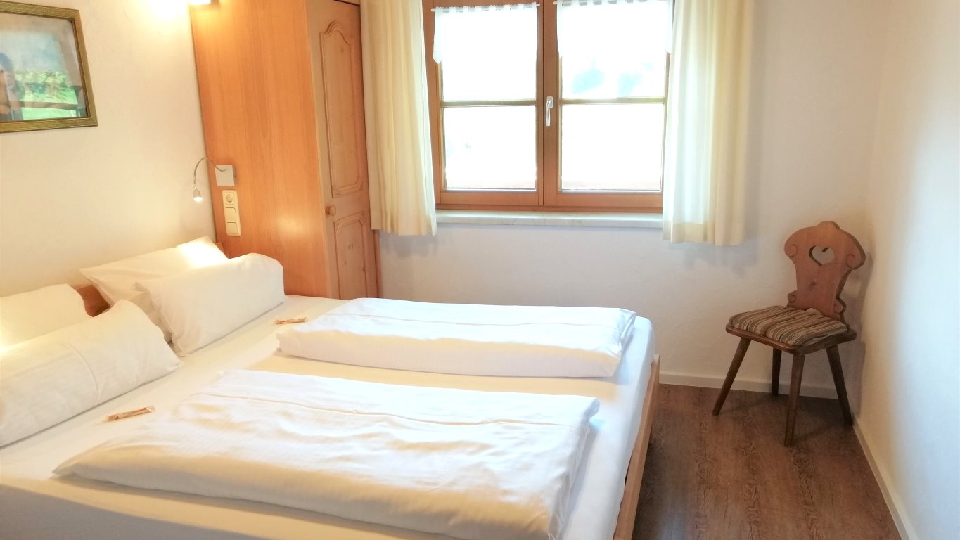 Das Schlafzimmer der Ferienwohnung 6 auf der ersten Etage mit Südbalkon