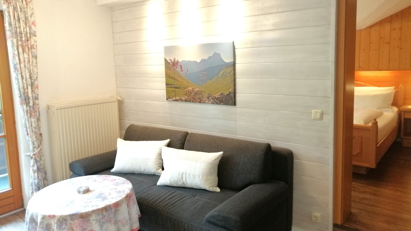 Die Couch in der Ferienwohnung 6 auf der zweiten Etage mit Westbalkon