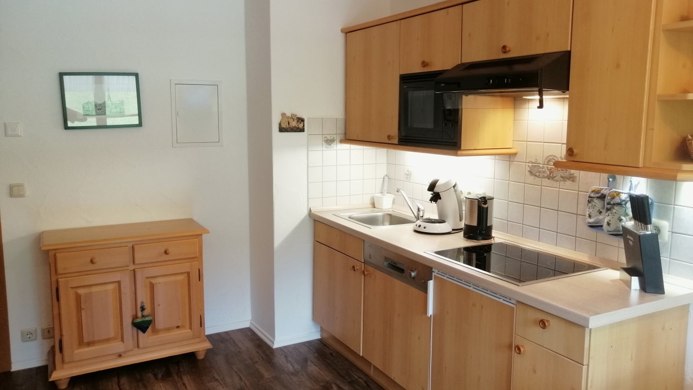 Die Küchenzeile der Ferienwohnung 6 auf der zweiten Etage mit Westbalkon