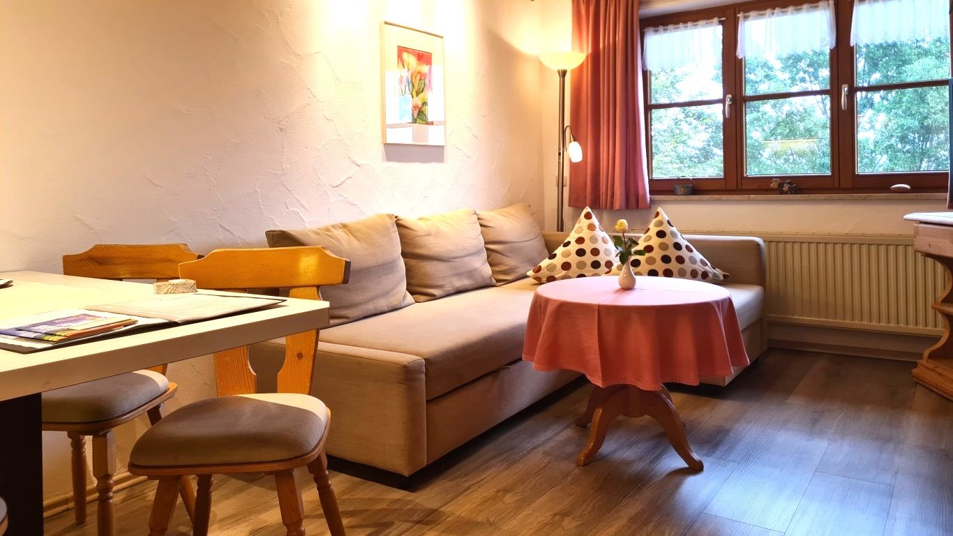 Die gemütliche Couchgarnitur der Ferienwohnung Grünten