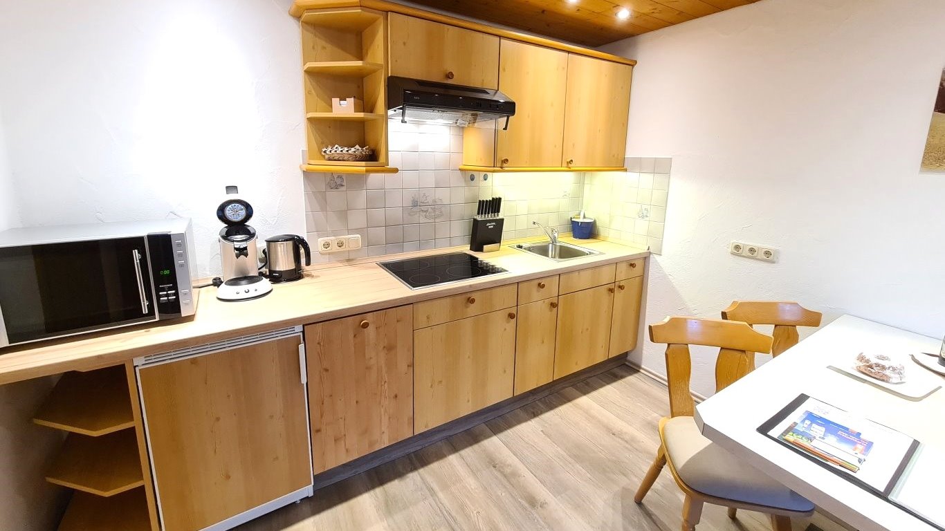 Die im Wohnraum integrierte Küchenzeile der Ferienwohnung Grünten