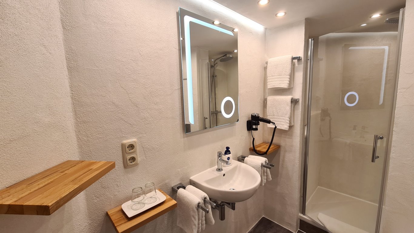 Das kleine Badezimmer der Ferienwohnung Herrenberg auf der ersten Etage mit Südbalkon