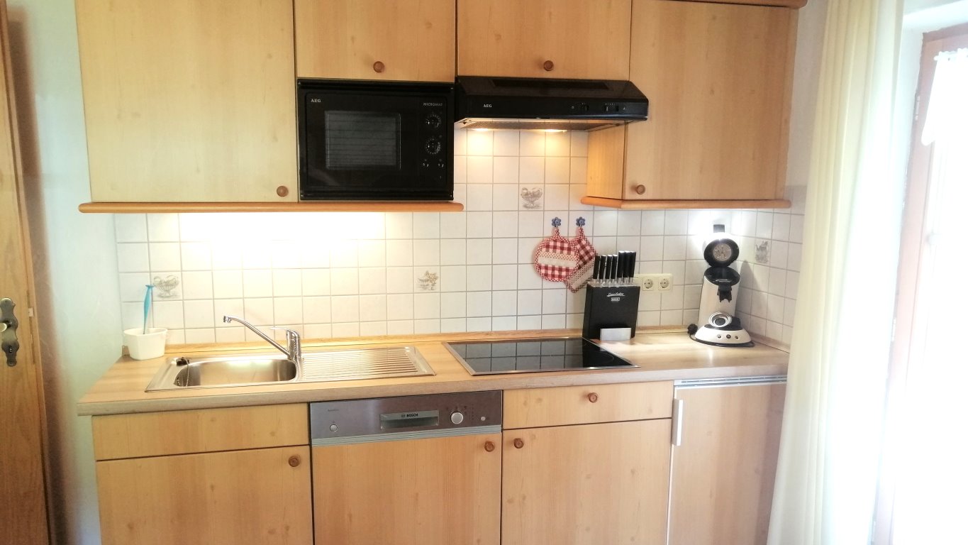 Die Küchenzeile der Ferienwohnung Herrenberg auf der ersten Etage mit Südbalkon