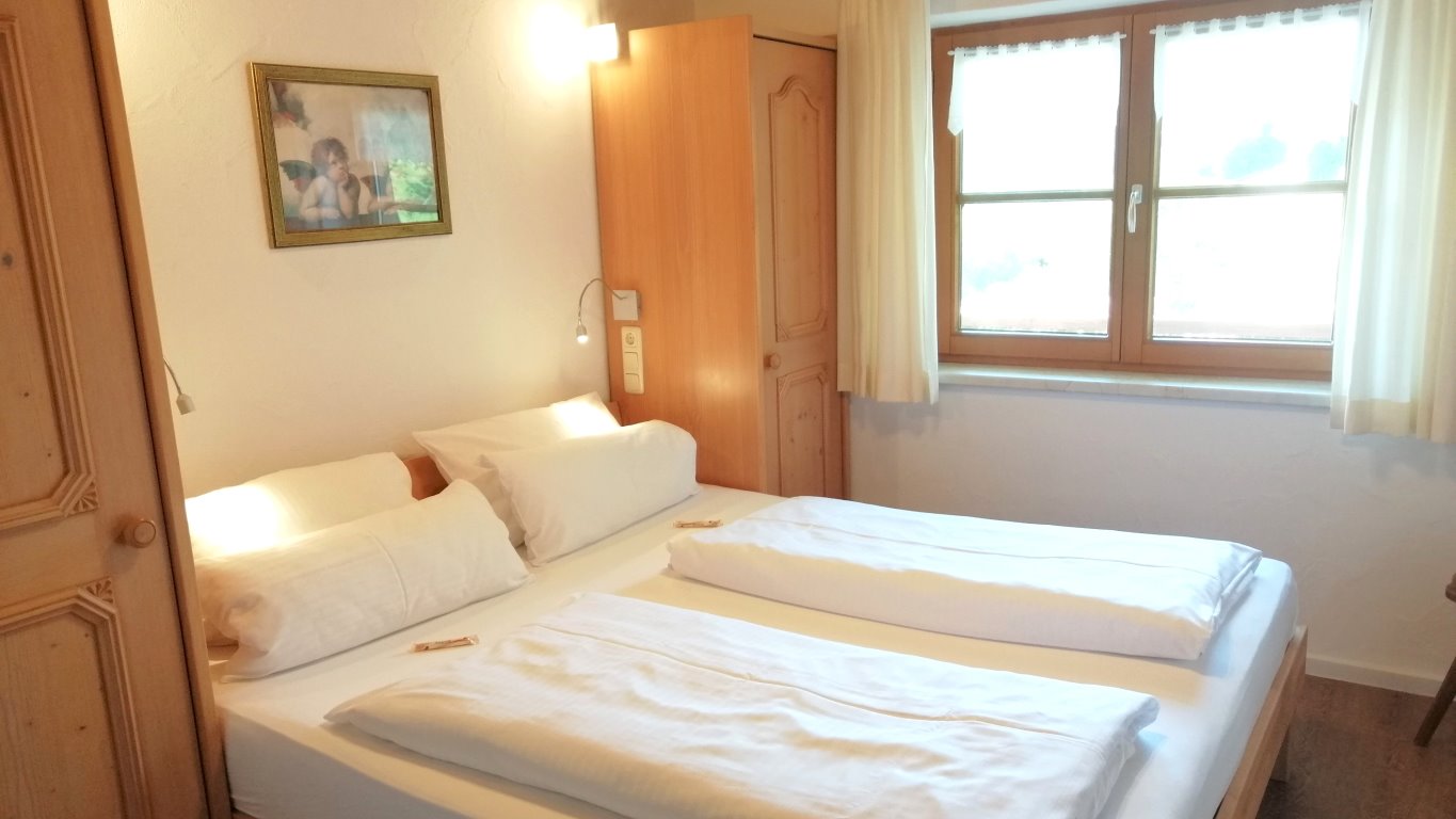 Das Schlafzimmer der Ferienwohnung Herrenberg auf der ersten Etage mit Südbalkon
