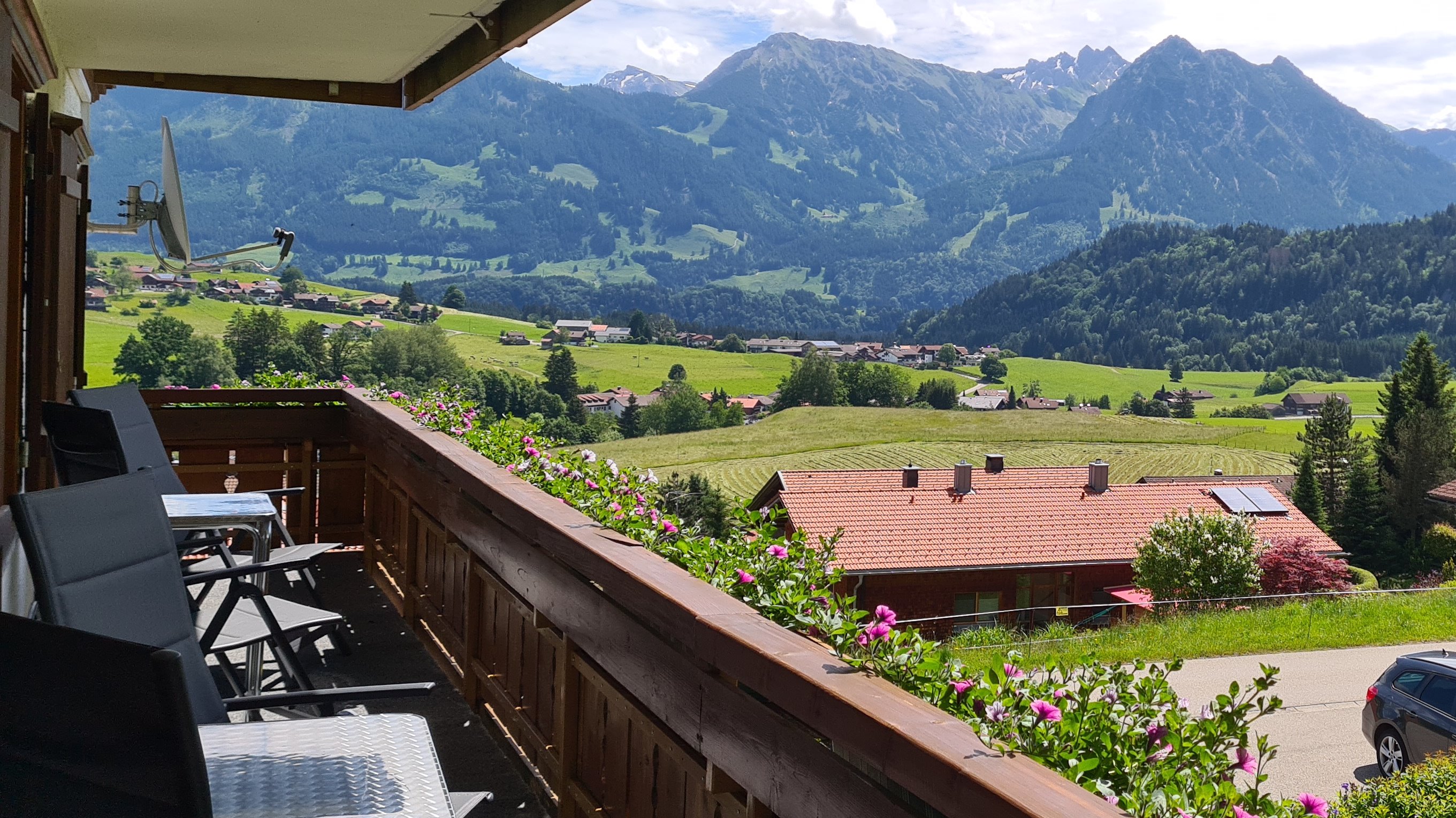 Der Südbalkon mit Bergblick von der Ferienwohnung Herrenberg auf der ersten Etage