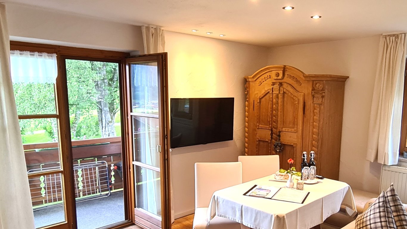 Sofa im Wohnraum der Ferienwohnung Herrenberg auf der ersten Etage mit Südbalkon