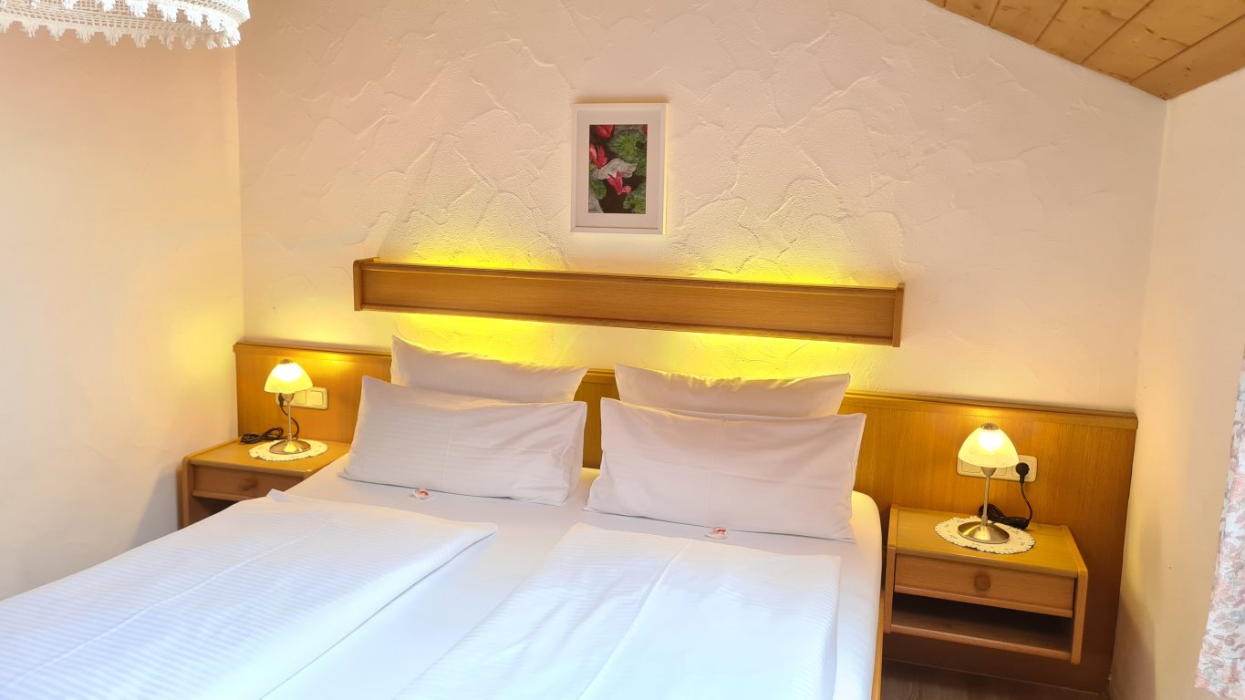 Das Schlafzimmer mit Doppelbett in der Ferienwohnung Mädelegabel