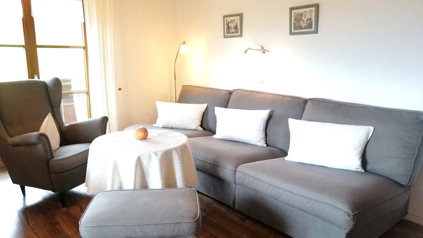 Die gemütliche Couchgarnitur der Ferienwohnung Nebelhorn