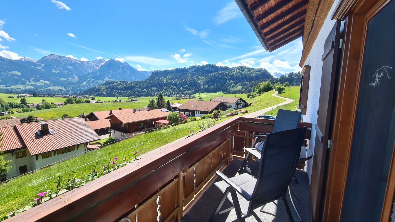 Bergblick vom Ostbalkon der Ferienwohnung Nebelhorn mit einem atemberaubenden Ausblick über Obermaiselstein und auf die Allgäuer Alpen