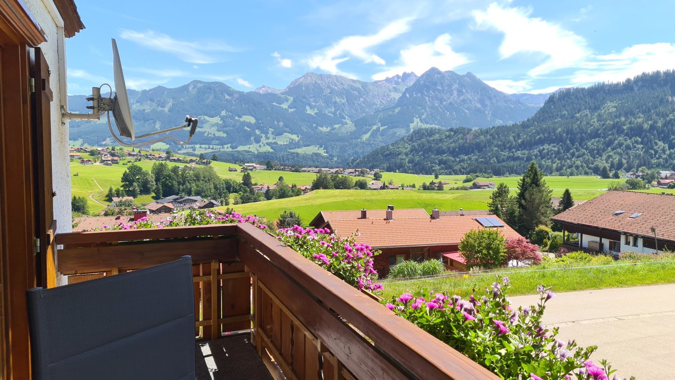 Bergblick vom Südbalkon der Ferienwohnung Nebelhorn mit einem schönen Ausblick über Obermaiselstein und auf die Allgäuer Alpen