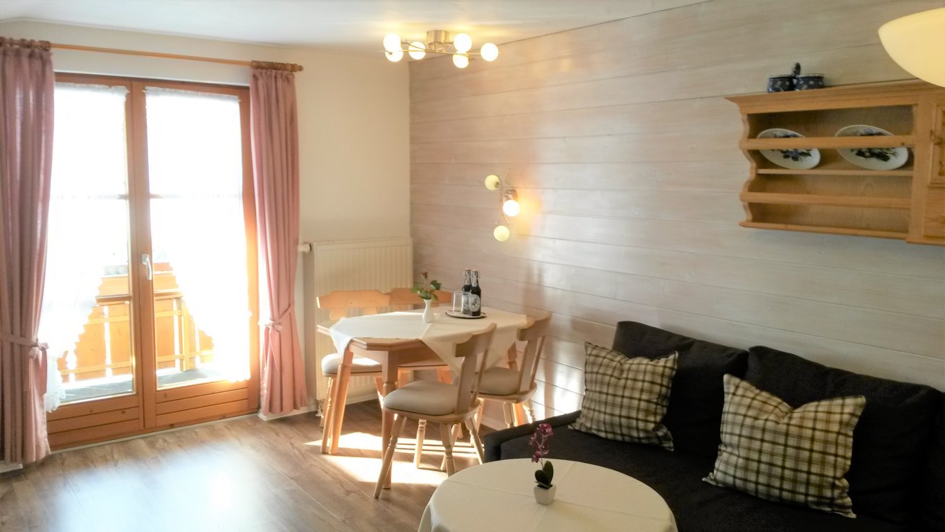 Der Essbereich mit Balkontüre zum Westbalkon in der Ferienwohnung Trettachspitze
