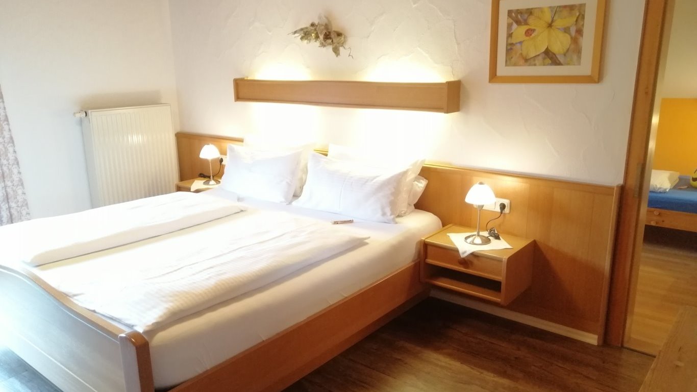 Das Schlafzimmer der Ferienwohnung Trettachspitze mit Durchgang in das zweite Schlafzimmer