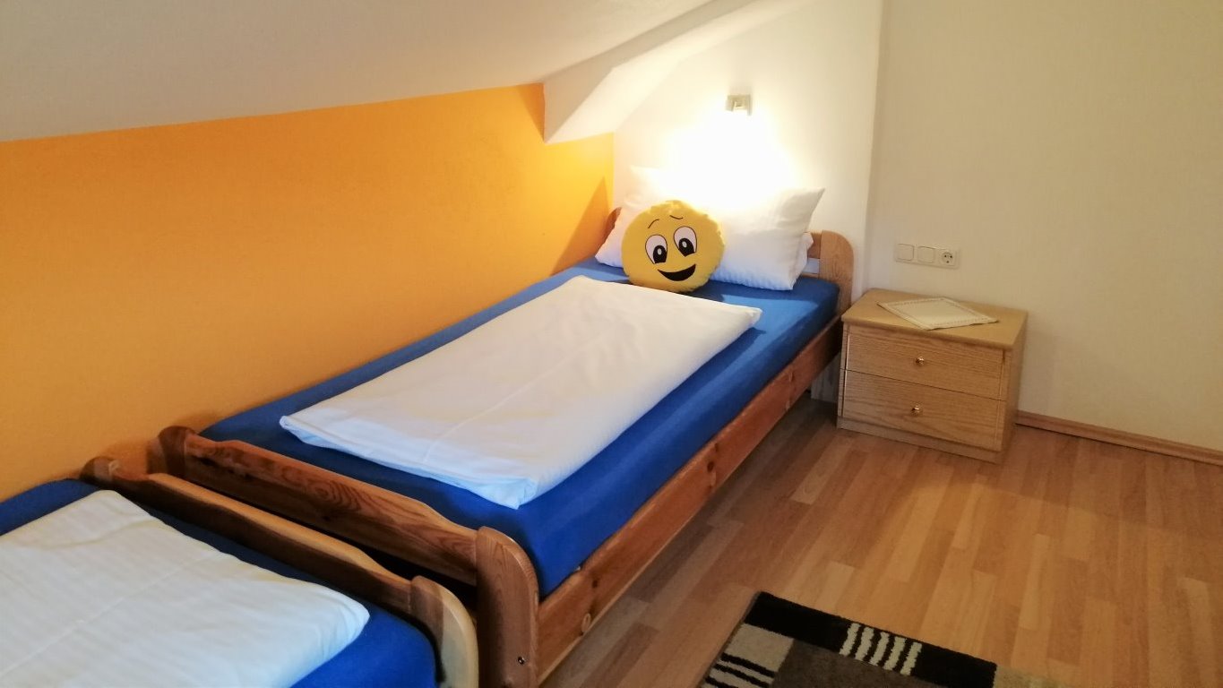 Das zweite Schlafzimmer mit zwei Einzelbetten in der Ferienwohnung Trettachspitze