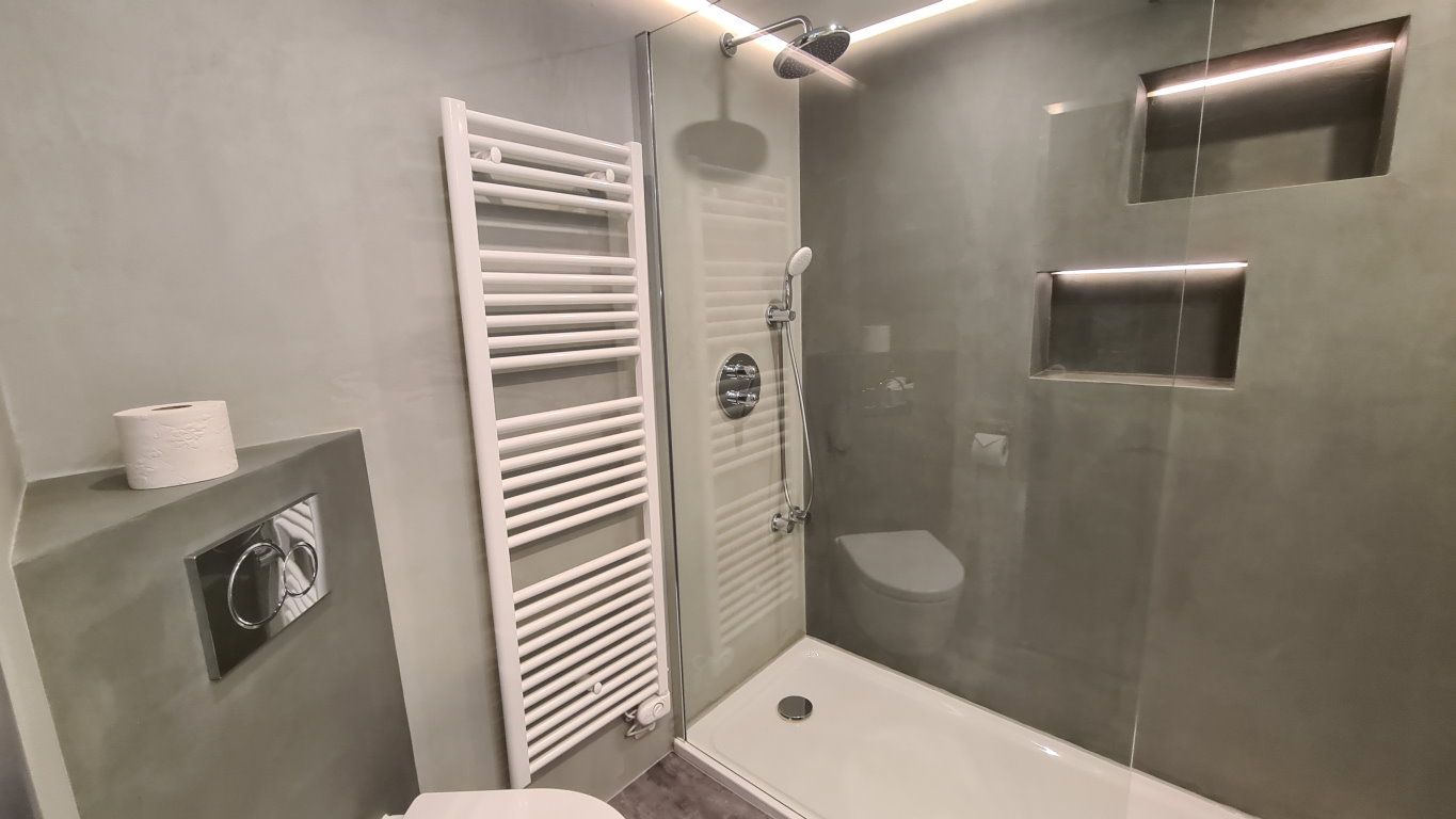 Das Badezimmer mit Dusche, Waschbecken und WC der Ferienwohnung Weiherkopf