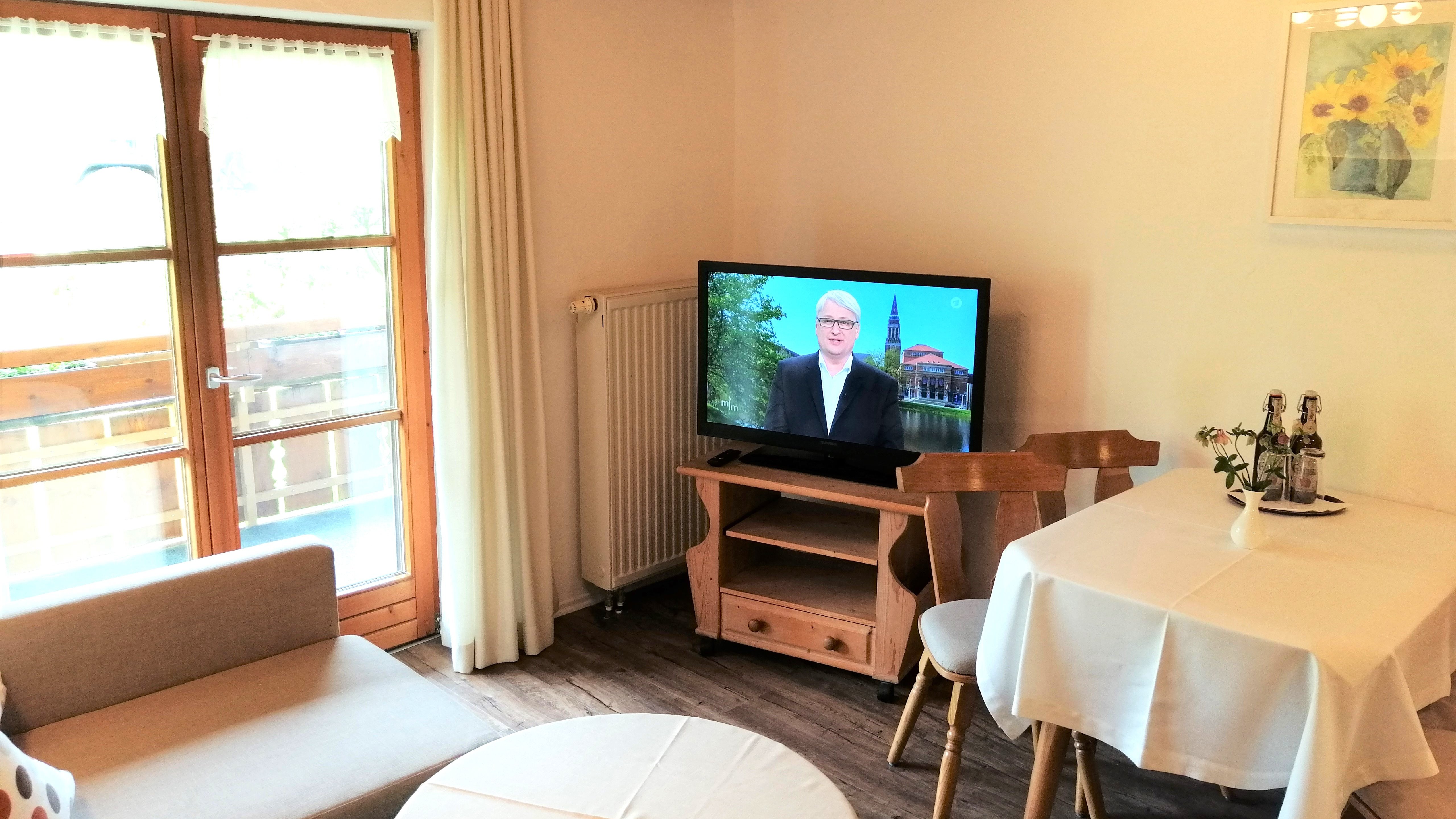 Der Essbereich samt Sat-TV der Ferienwohnung Weiherkopf