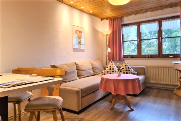 Gemütliche Sitzecke in der Ferienwohnung 1 im Haus Alpenblick