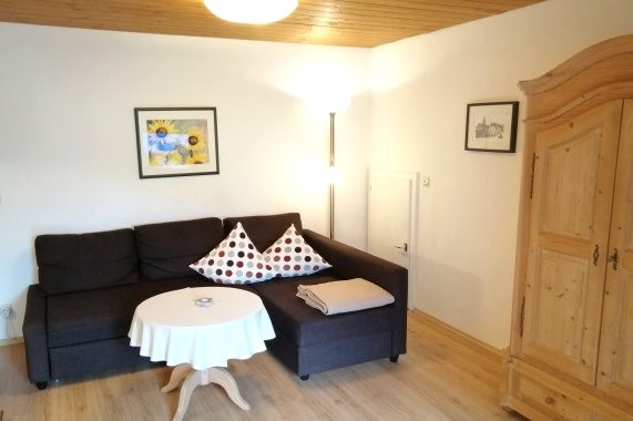 Sofa im Wohnraum der Ferienwohnung 4 im Haus Alpenblick