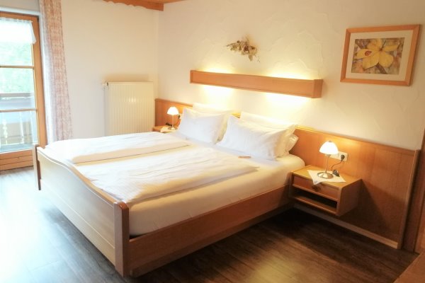 Das gemütliche Schlafzimmer in der Ferienwohnung 5 im Haus Alpenblick