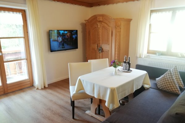 Der Wohnraum in der Ferienwohnung 6 auf der ersten Etage mit Südbalkon im Haus Alpenblick