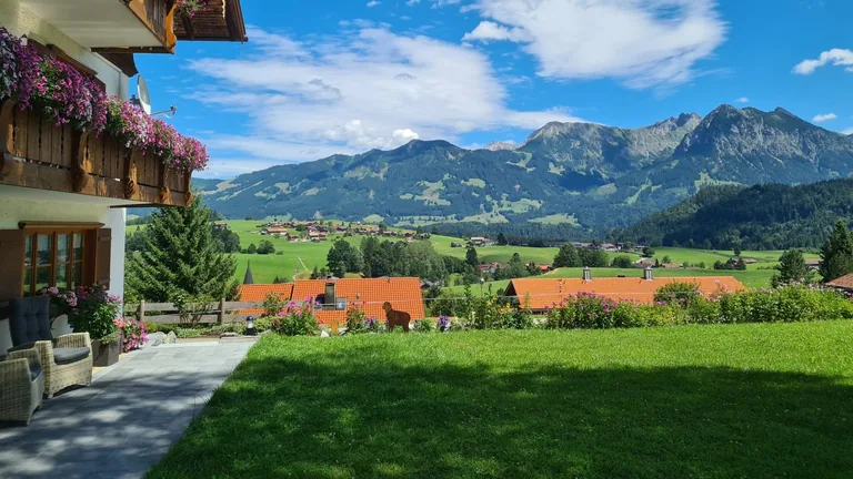 Ausblick vom Haus Alpenblick über Obermaiselstein auf die Allgäuer Berge