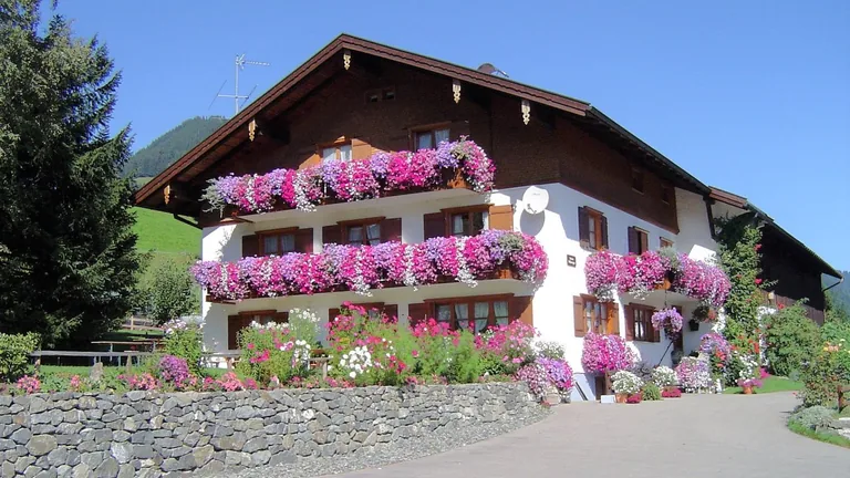 Haus Alpenblick in Obermaiselstein – Süd- und Ostseite mit Blumenbalkonen