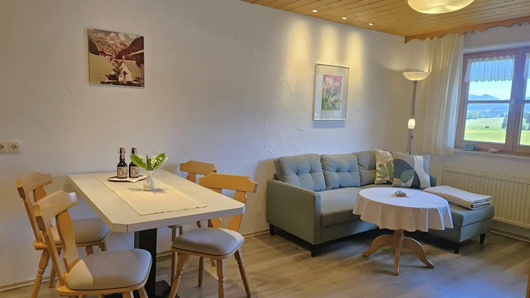 Wohnraum mit Balkon – Grünten