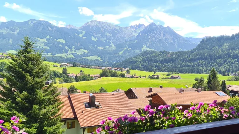 Ostbalkon mit Bergblick – Bergblick, Ostbalkon – Grünten