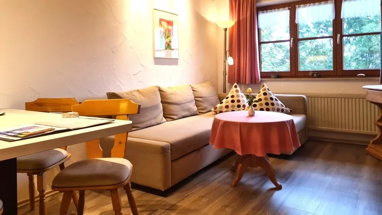 Wohnraum mit Balkon – Grünten