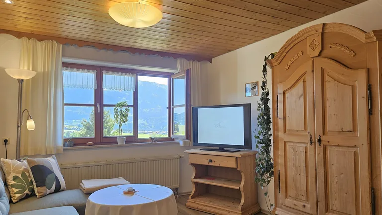 Wohnraum mit Balkon – Grünten