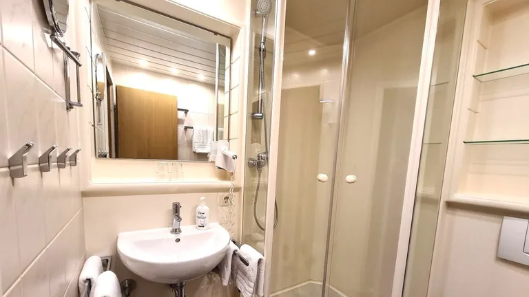 Badezimmer mit Dusche – Nebelhorn