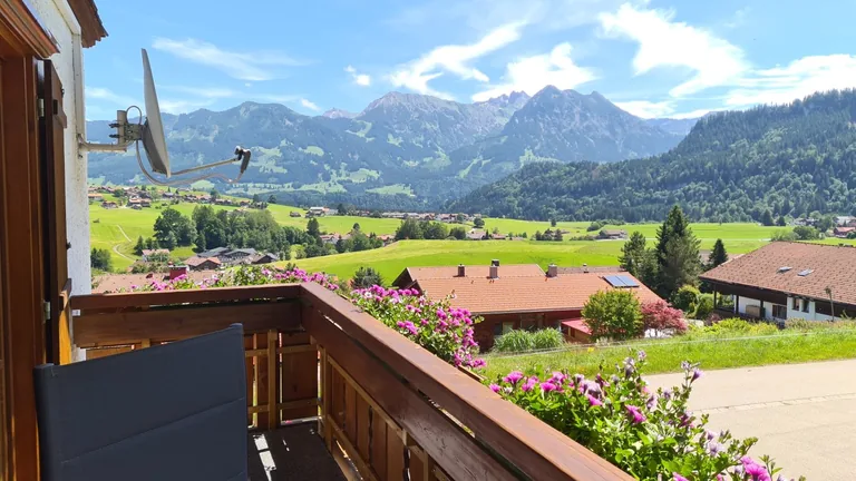 Südbalkon mit Bergblick der Ferienwohnung Nebelhorn im Sommer