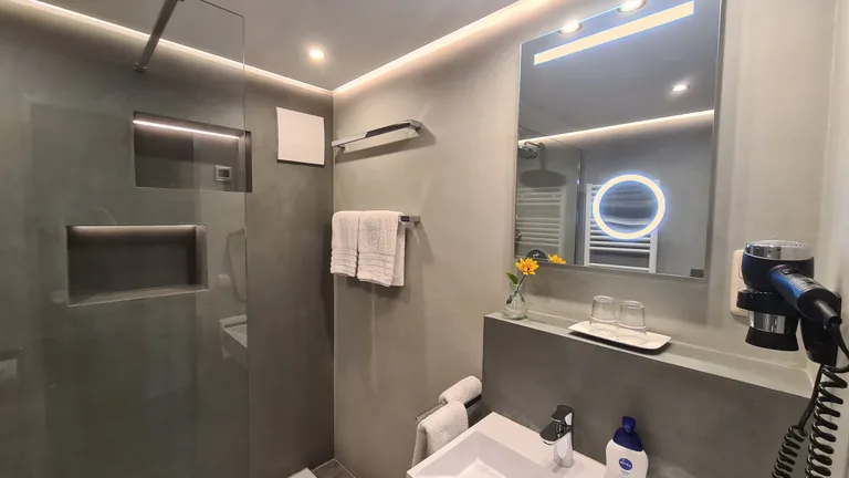 Badezimmer mit Dusche – Weiherkopf