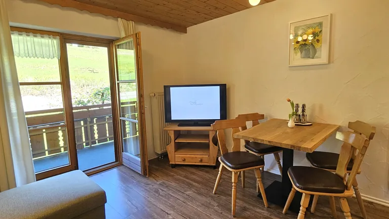 Wohnraum mit Balkon – Weiherkopf