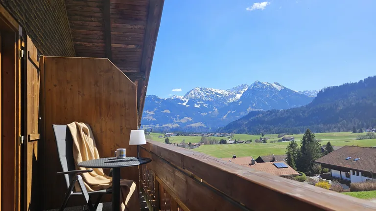 Südbalkon mit Bergblick – Ferienwohnung Trettachspitze